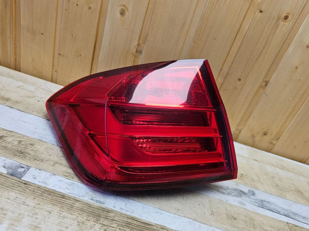 Lampa tylna w błotniku 183611