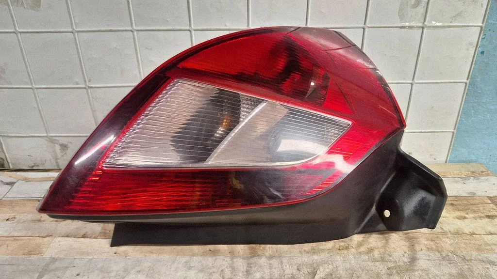 Lampa tylna w błotniku 8200073236