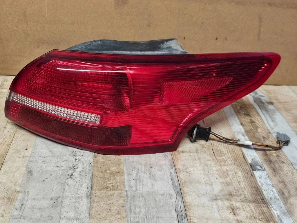 Lampa tylna w błotniku – prawy tył