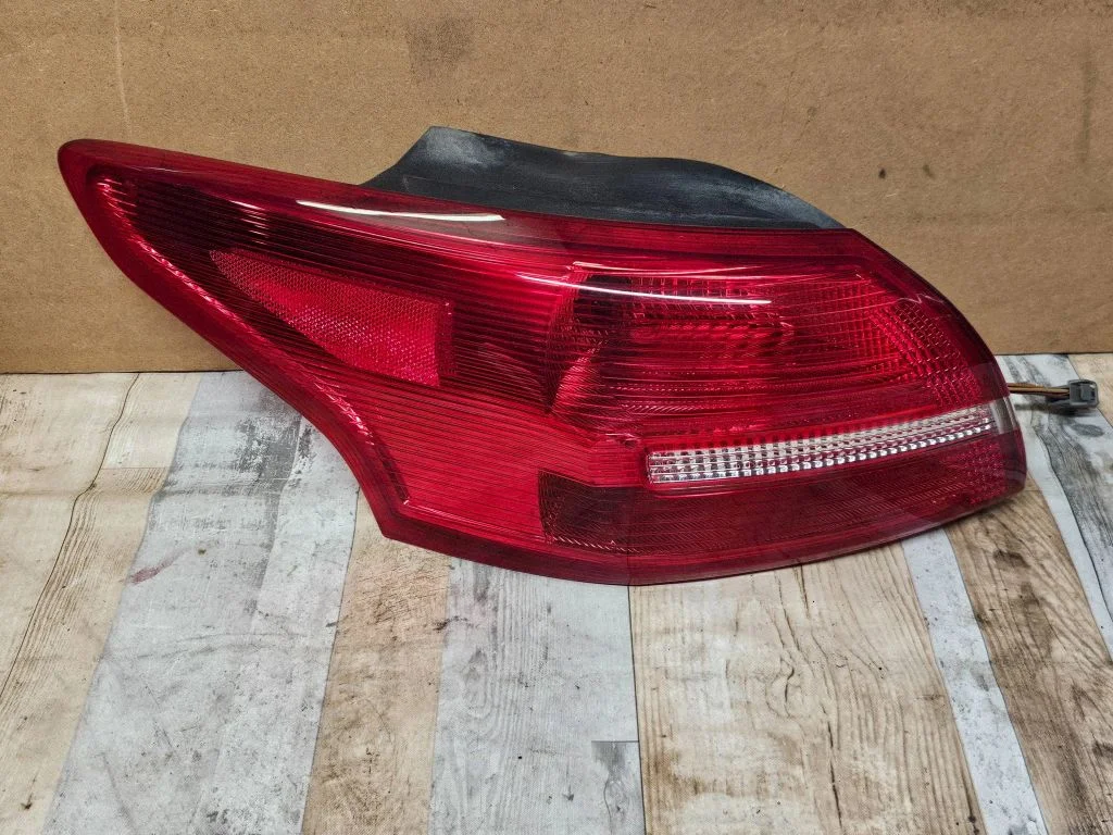 Lampa tylna w błotniku – lewy tył