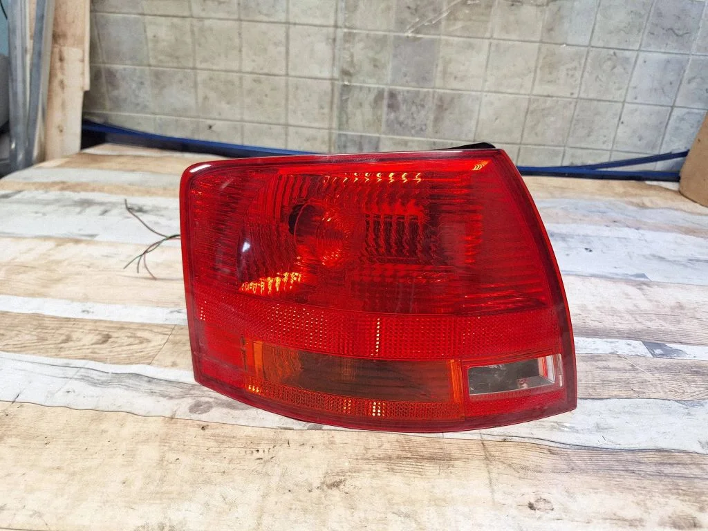 Lampa tylna w błotniku 8E9945095E