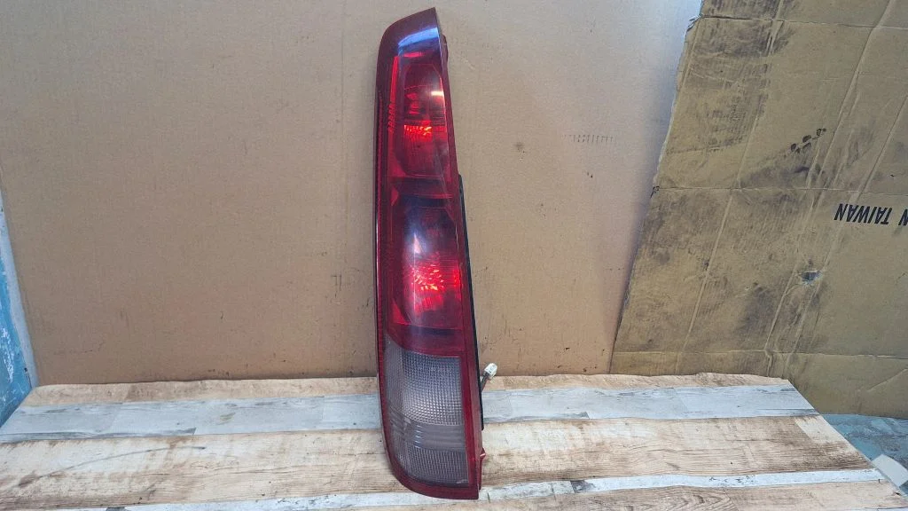 Lampa tylna w błotniku – Nissan X-Trail T30 (2001-2007)