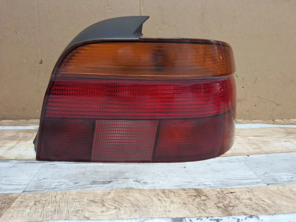 Lampa tylna w błotniku 14603400