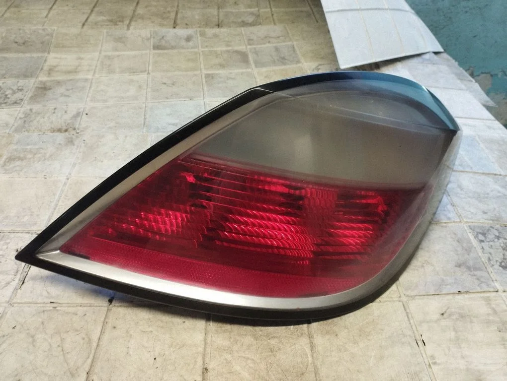 Lampa tylna w błotniku 24451837