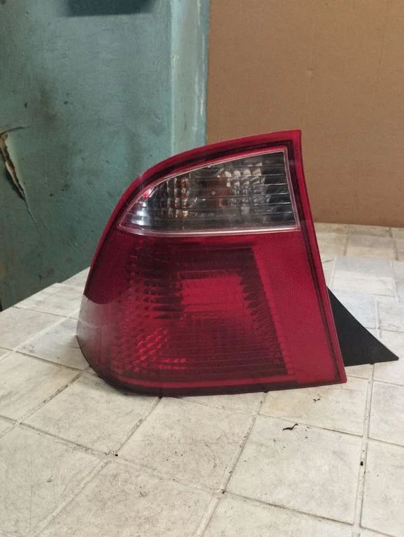 Lampa tylna w błotniku – lewa