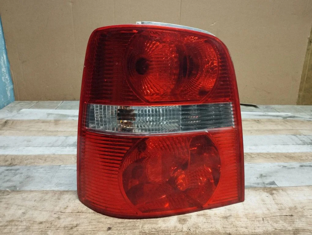 Lampa tylna w błotniku 1T0945111