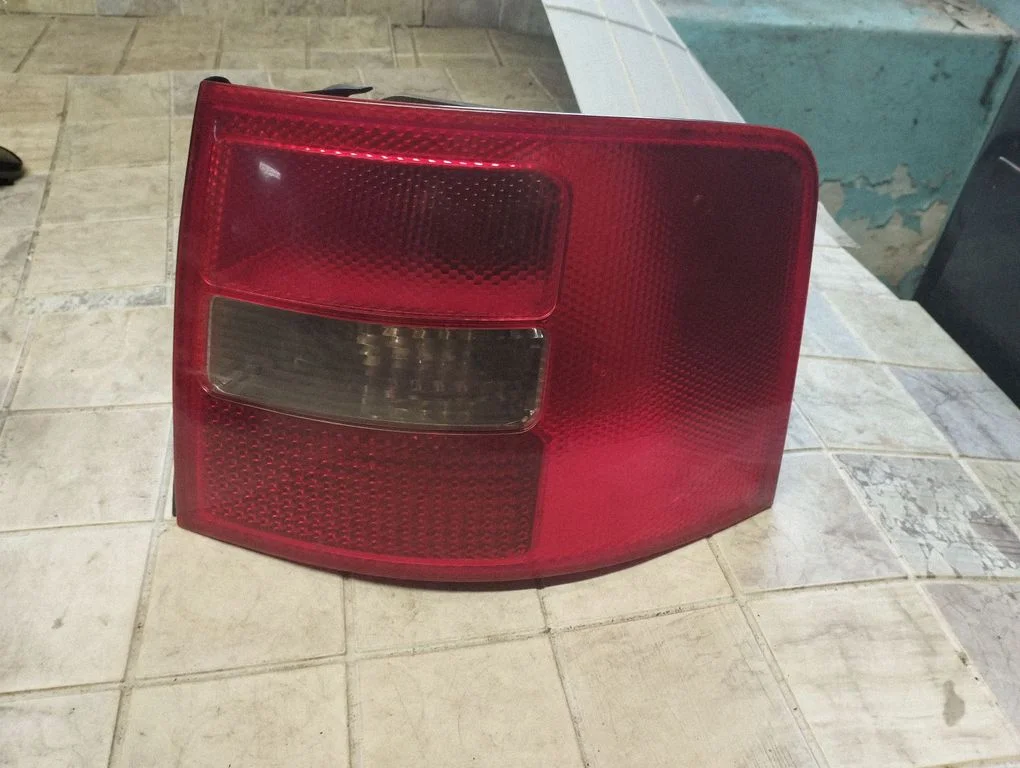Rear/tail lights 4B9945096F