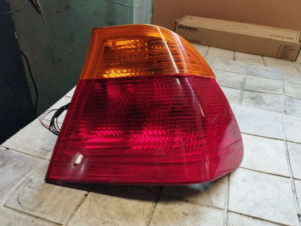 Rear/tail lights – right