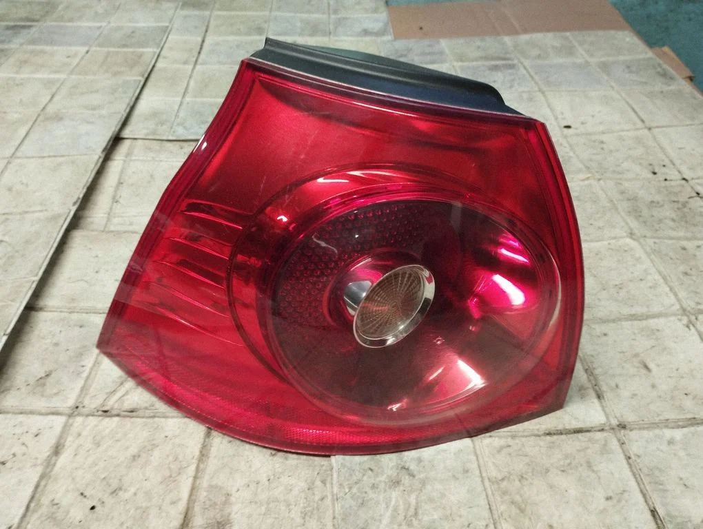 Lampa tylna w błotniku 1K6945095E
