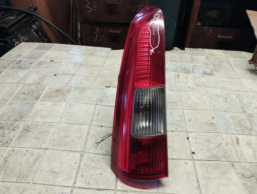 Lampa tylna w błotniku 9154494ECE
