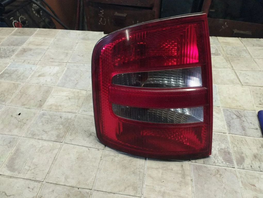 Lampa tylna w błotniku 6Y9945095B