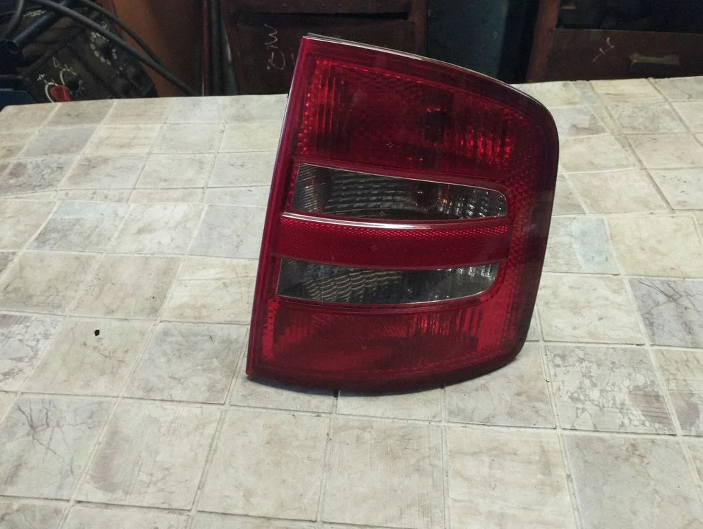 Lampa tylna w błotniku 6Y9945096B