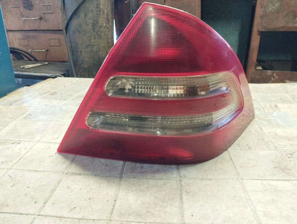 Lampa tylna w błotniku A2035408305
