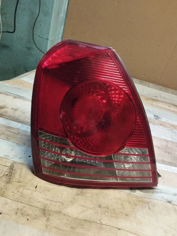 Lampa tylna w błotniku – lewy tył