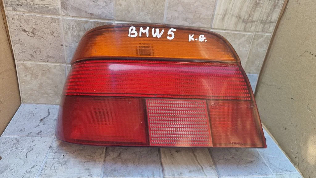 Aizmugurējais lukturis virsbūvē 8358031