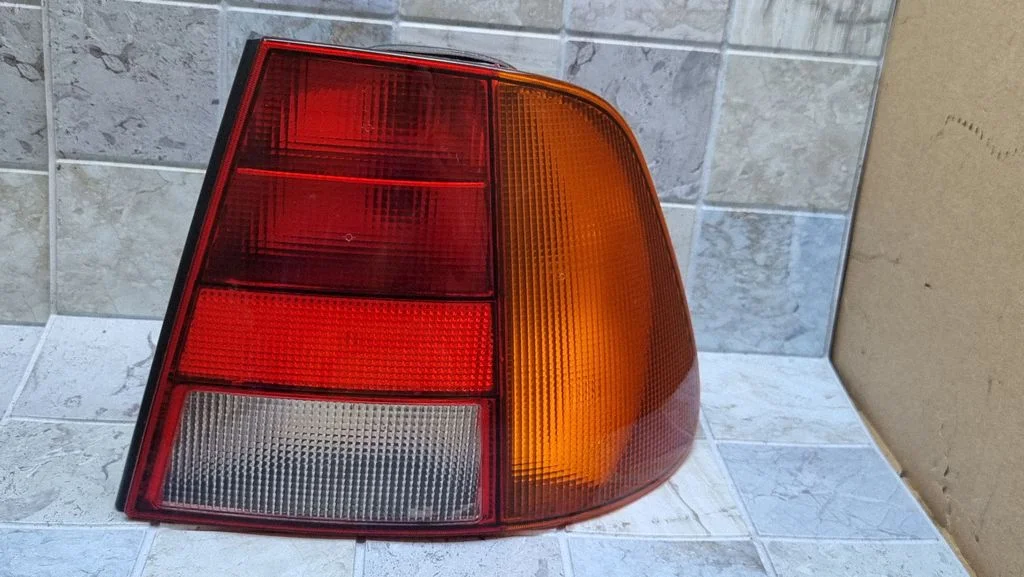 Lampa tylna w błotniku 67733600