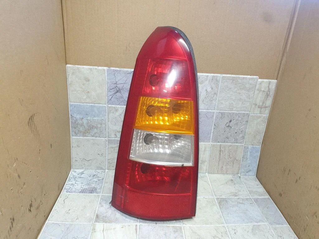 Aizmugurējais lukturis virsbūvē 393033