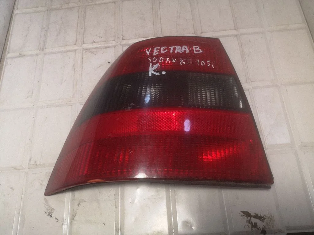 Aizmugurējais lukturis virsbūvē 90568050
