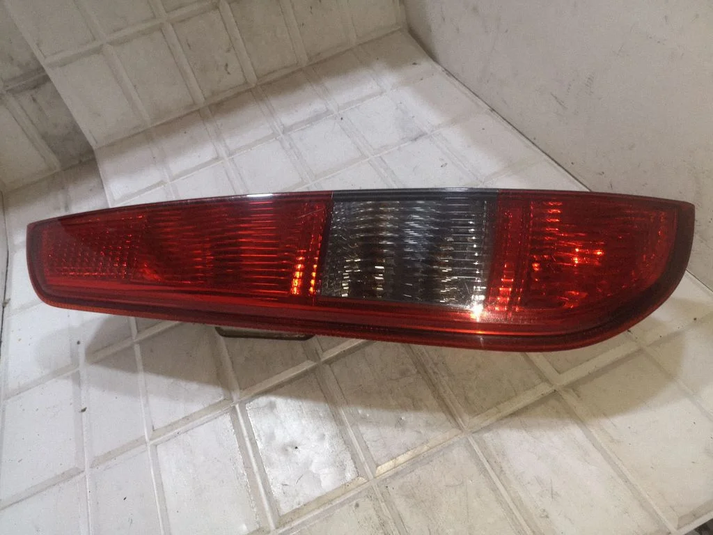 Lampa tylna w błotniku 4M5113405F