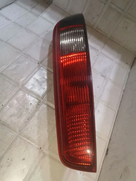 Lampa tylna w błotniku 4M5113404F