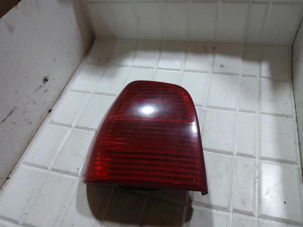Lampa tylna w błotniku 6N0945095H