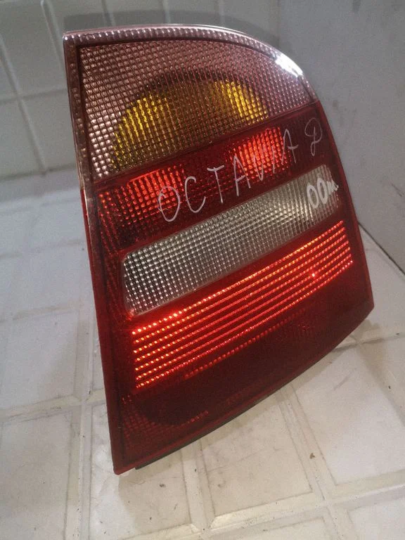 Lampa tylna w błotniku 1U6945112