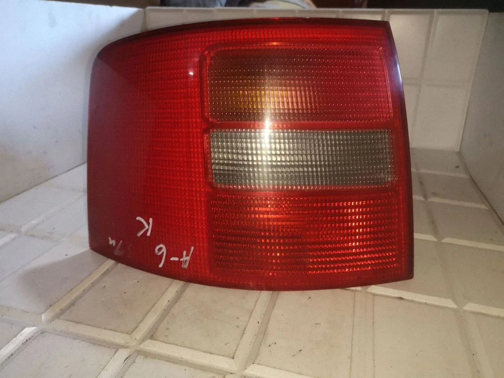 Rear/tail lights 4B9945095D