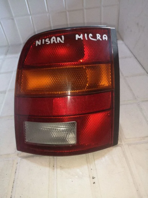 Lampa tylna w błotniku – Nissan Micra (1993-1998)