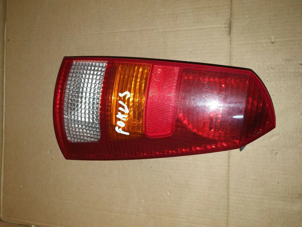 Aizmugurējais lukturis virsbūvē – Ford Focus (1998-2004)