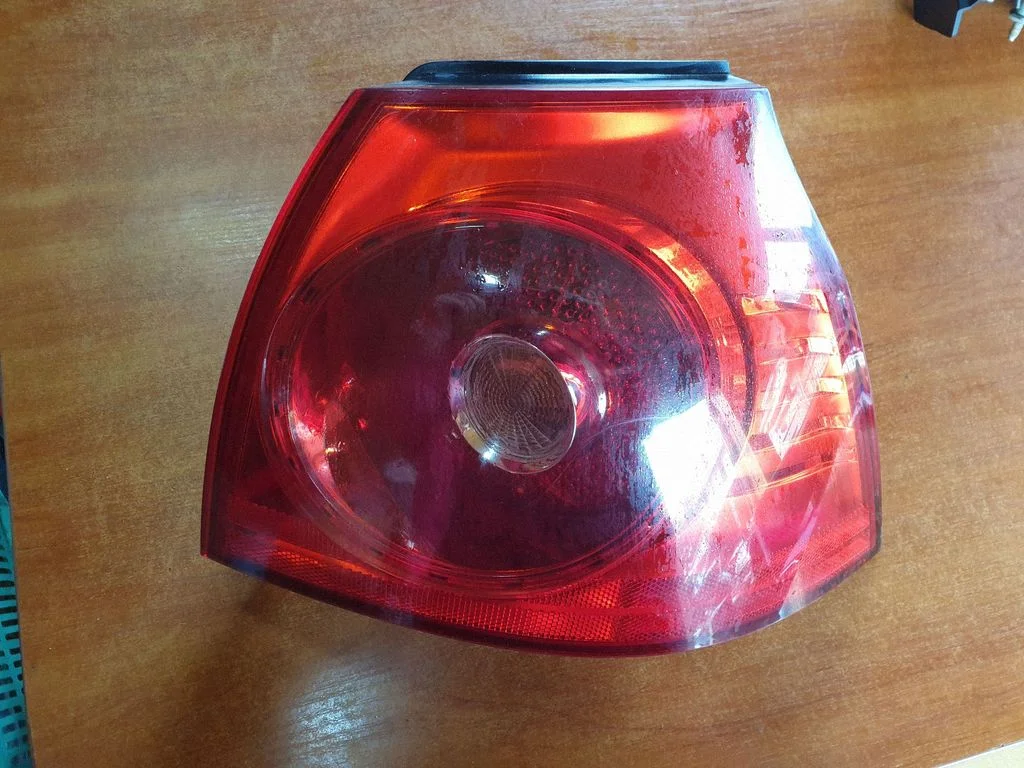 Aizmugurējais lukturis virsbūvē – Volkswagen Golf Plus (2005-2013)