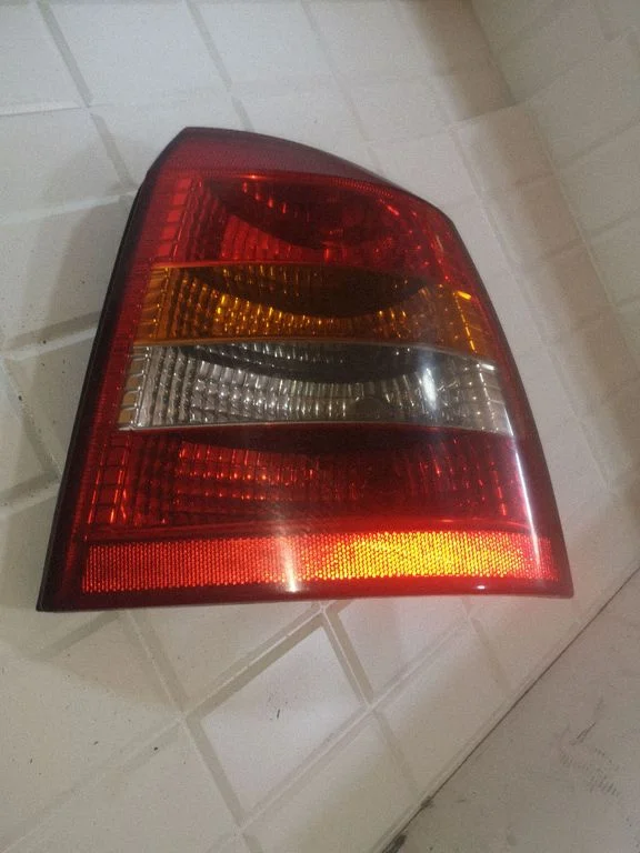 Aizmugurējais lukturis virsbūvē 90521544