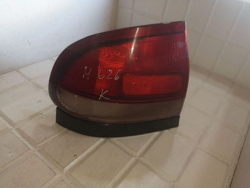 Aizmugurējais lukturis virsbūvē – Mazda 626 (1992-1997)