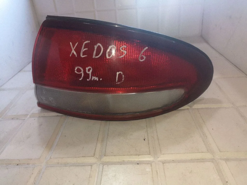 Aizmugurējais lukturis virsbūvē – Mazda Xedos 6 (1992-2000)