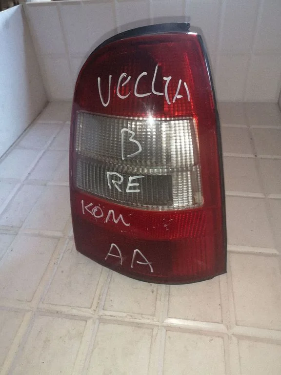 Aizmugurējais lukturis virsbūvē 37640748