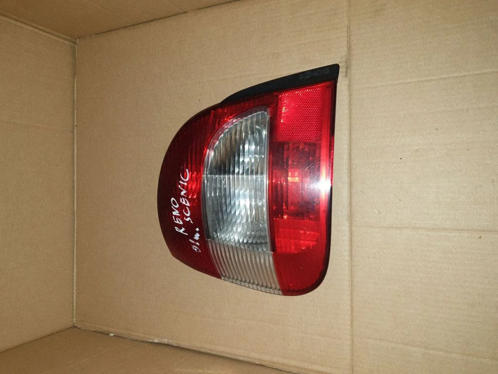 Aizmugurējais lukturis virsbūvē 23410102