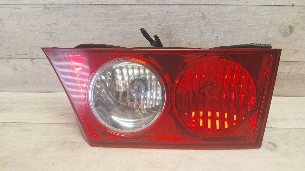 Tailgate rear/tail lights – rear right