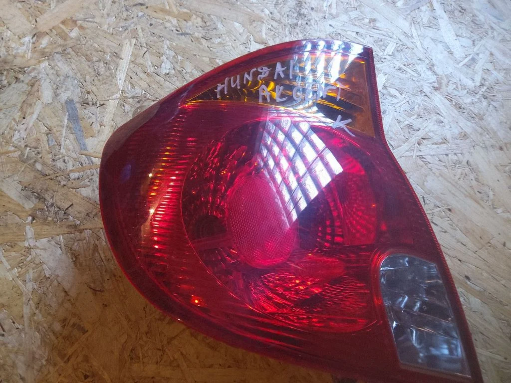 Lampa tylna w błotniku – Hyundai Accent (2003-2006)