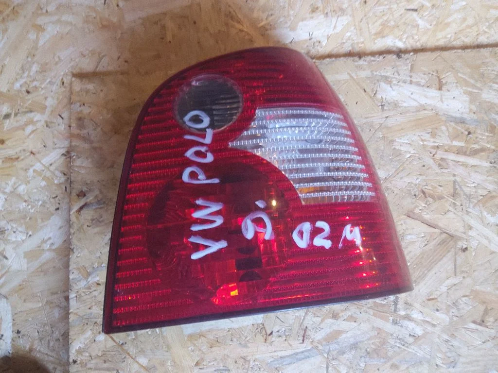 Aizmugurējais lukturis virsbūvē 62409