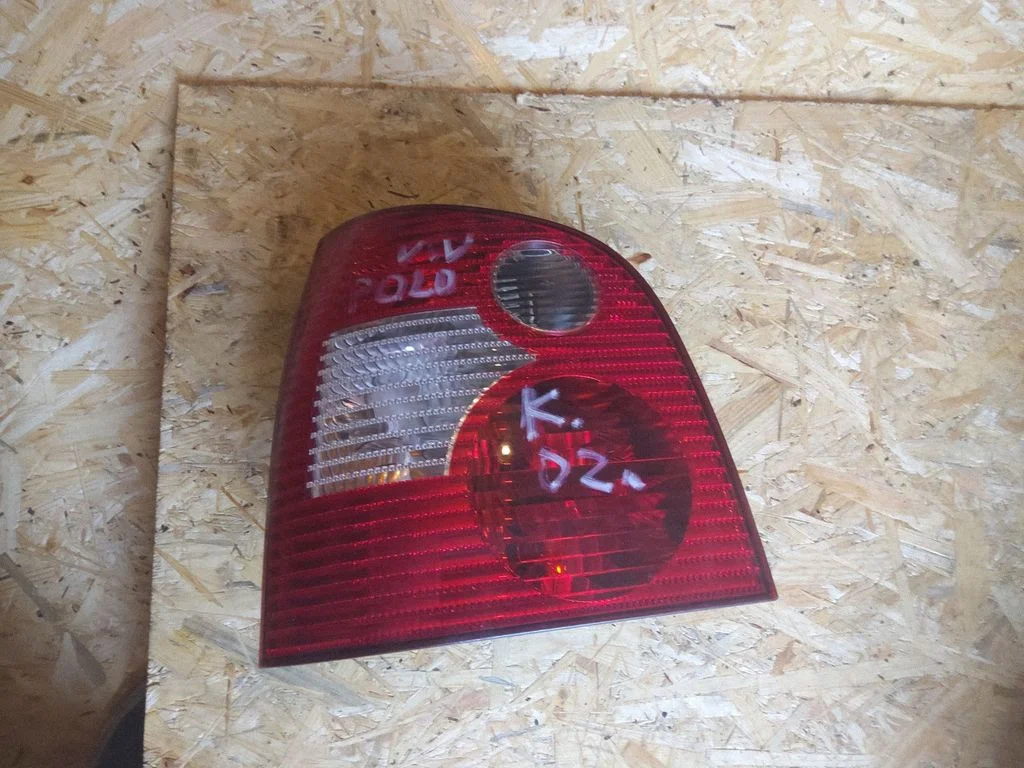 Aizmugurējais lukturis virsbūvē 62408