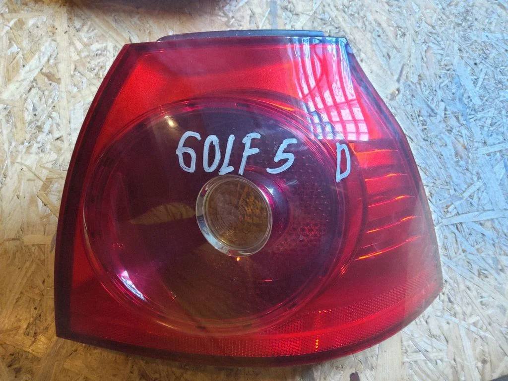 Rear/tail lights – right