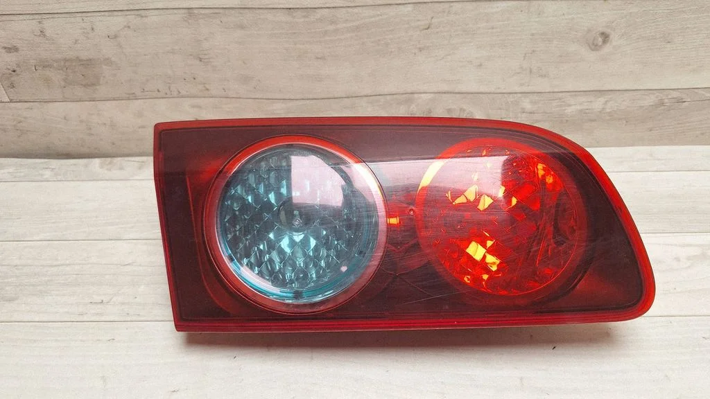 Tailgate rear/tail lights – rear left