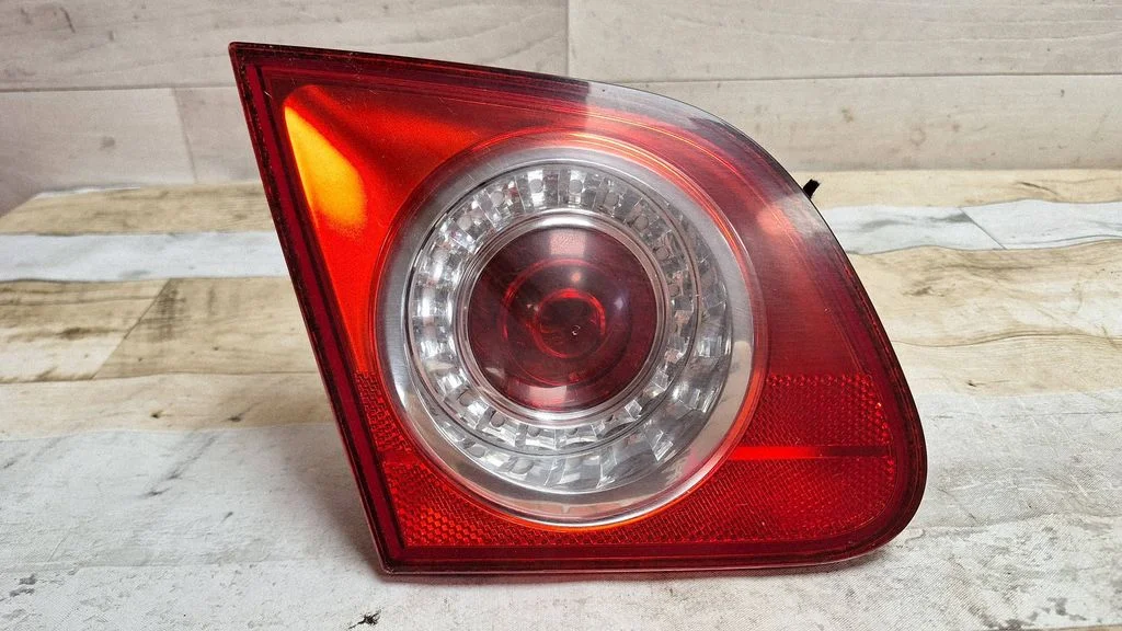 Lampa tylna w klapie 3C5945093C