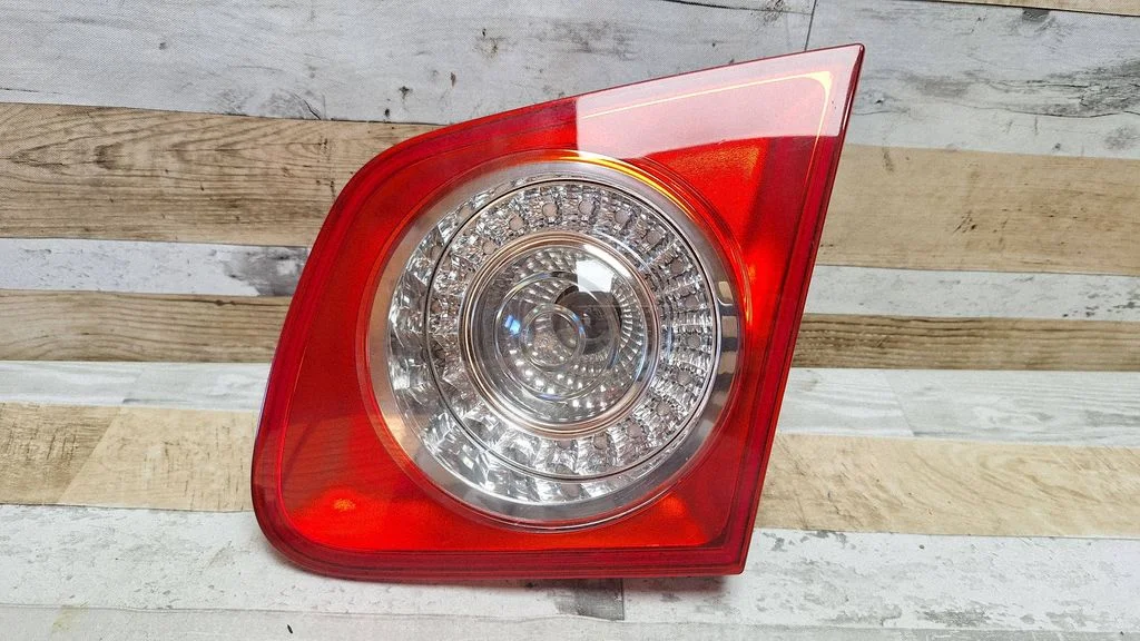 Lampa tylna w klapie – Volkswagen Jetta V (2005-2010)