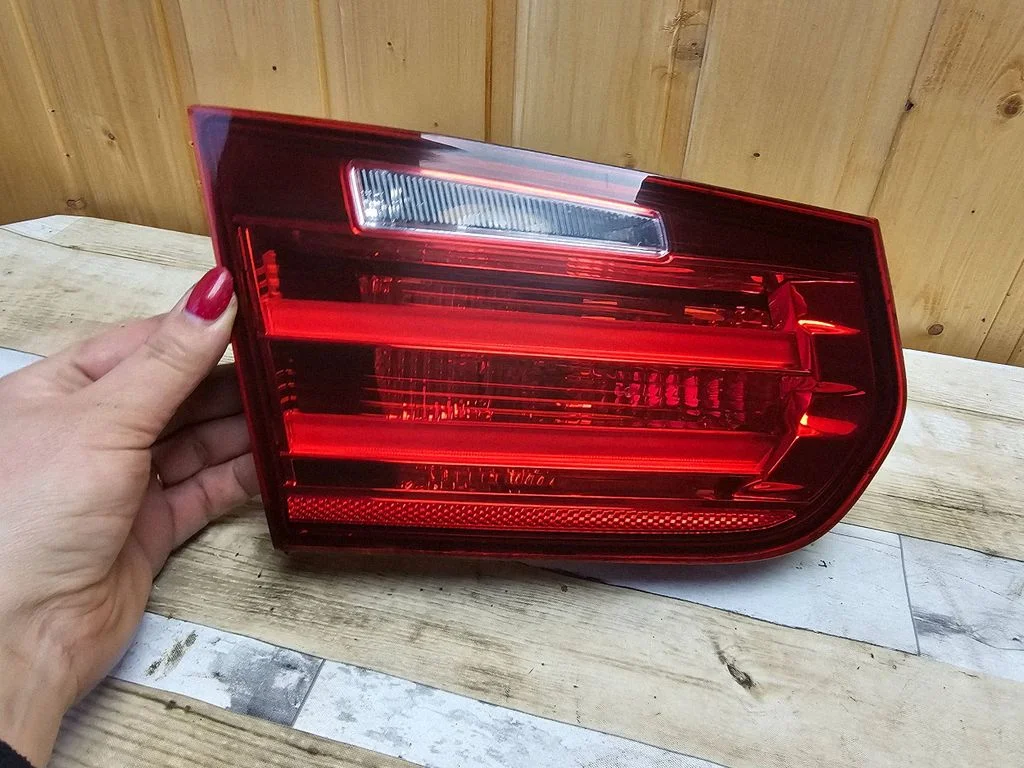 Lampa tylna w klapie 18361112