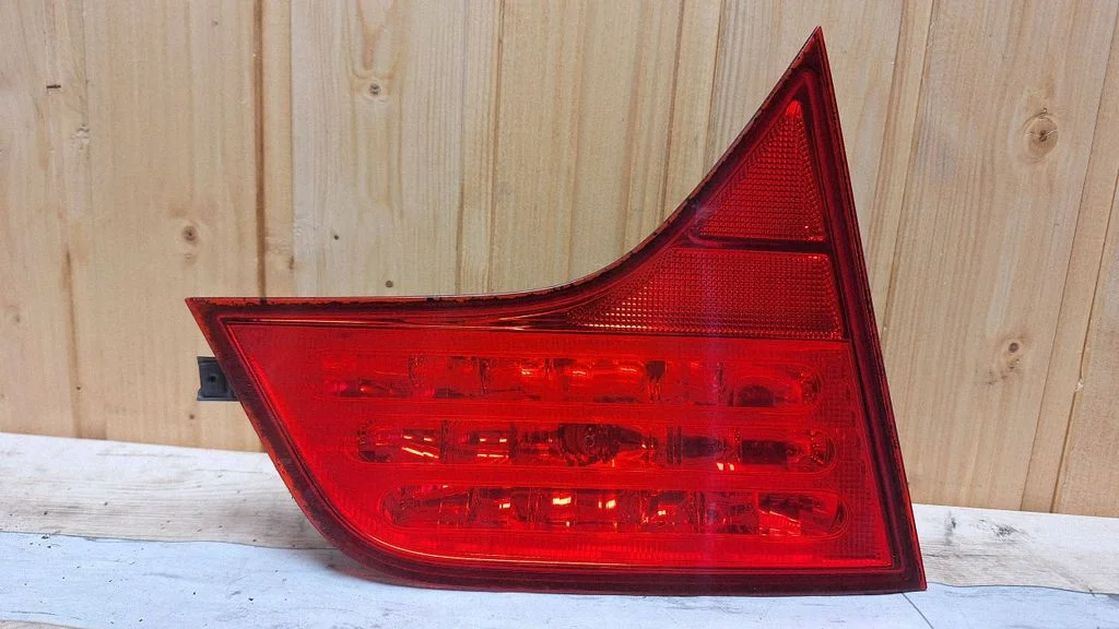 Tailgate rear/tail lights – rear left