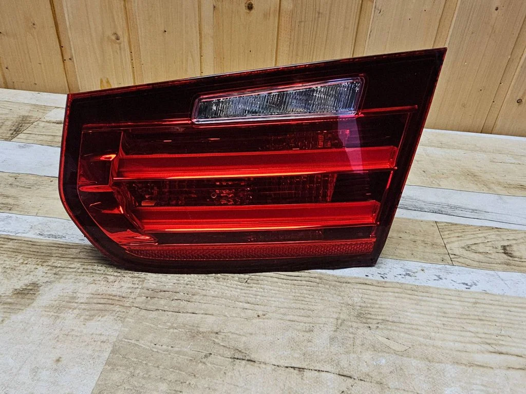 Lampa tylna w klapie 18361112