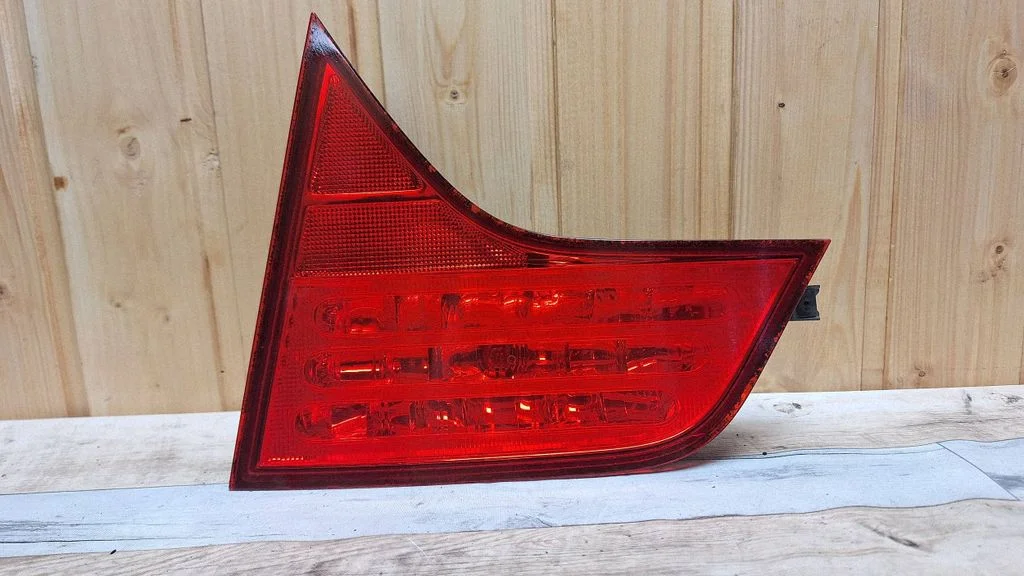 Tailgate rear/tail lights – rear right