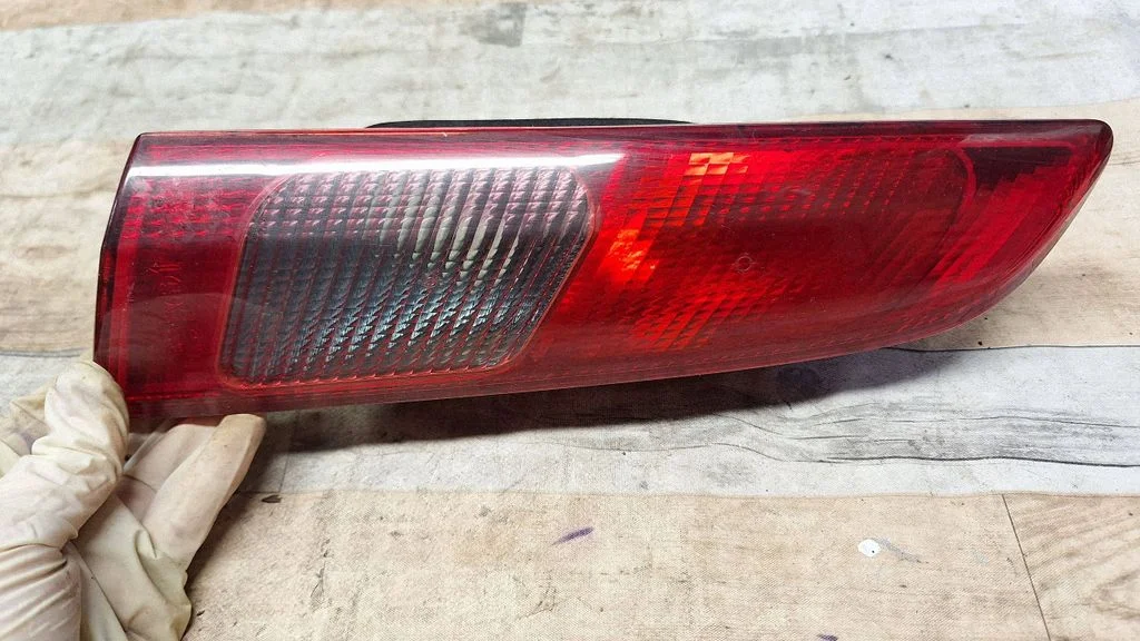 Tailgate rear/tail lights – right