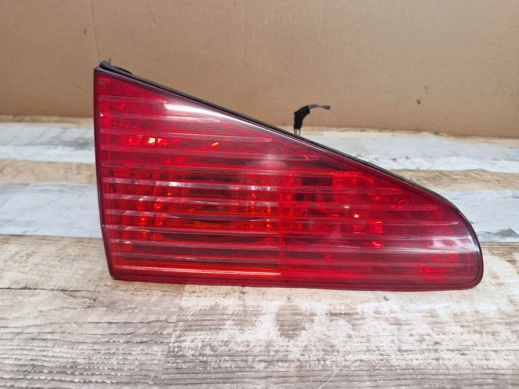 Tailgate rear/tail lights – rear left