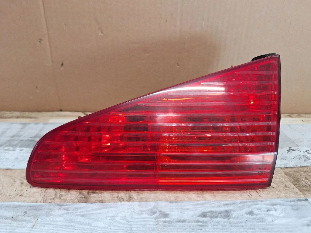 Tailgate rear/tail lights – rear right
